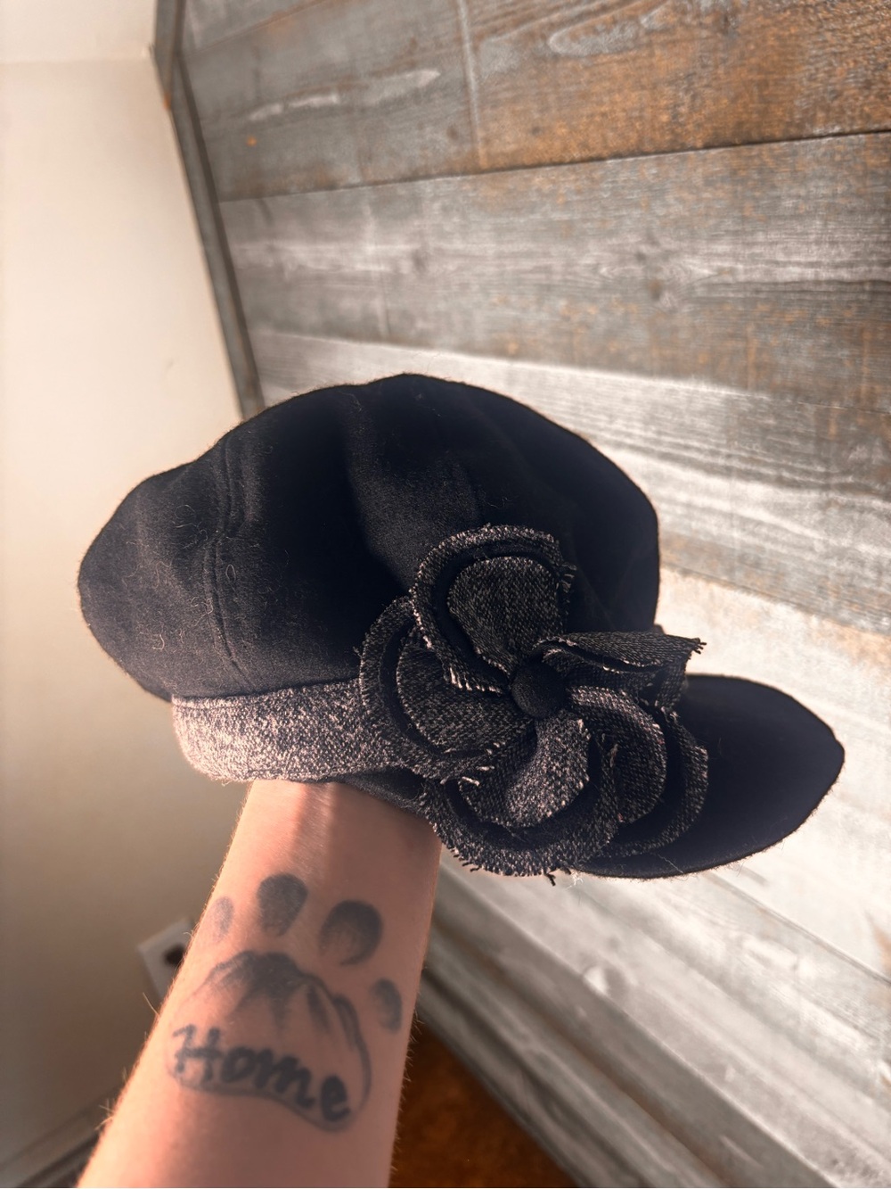 Trixie Y2K vintage 2000s wool blend Womenโs Black Floral Accent Newsboy Cap